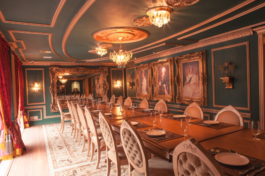 Sala privativa com retratos reais e mesa longa